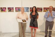 Juan Aguilera Ruiz, junto a María del Mar Vázquez, hoy alcaldesa de Almería, y su hijo, Juan Aguilera, recibiendo en 2013 una distinción por su aportación de carteles a una muestra del Foro Cultural 3 Taurinos 3.