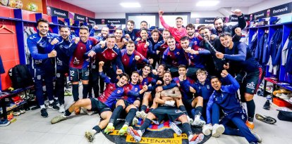 Fiesta total en el vestuario del Eldense después de ganarle al Almería por 2-1. Ahora se las verá con un Primera División.