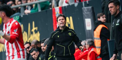 El entrenador catalán del Almería en la banda del Nuevo Mirandilla.