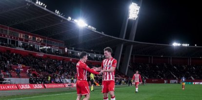 Arribas y Dzodic celebrando un gol.