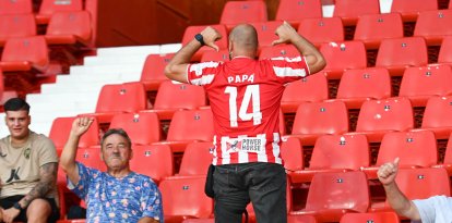 Un aficionado muestra la camiseta del Almería con el nombre de Papá.