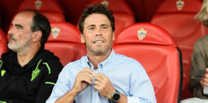 Rubi se coloca el botón de la camisa en el Almería-Zaragoza en el Estadio de los Juegos Mediterráneos.