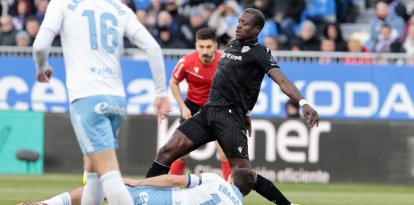 Lopy en una de las jugadas del Zaragoza-Almería.
