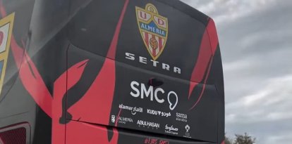 El nuevo autobús del Almería ya está en Barcelona: así es su espectacular cambio.