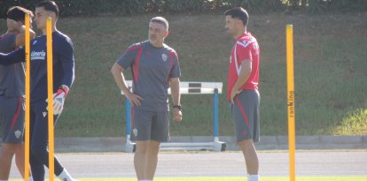 García Pimienta y Javi Muñoz, este domingo en el campo Anexo.