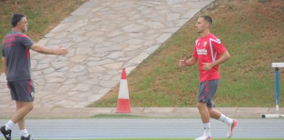 García Pimienta recibe a Lelo en el campo Anexo del estadio.