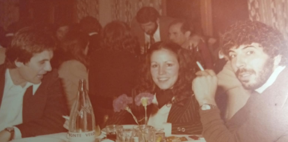 Gandolfo y su ex mujer junto a Luis Cela cigarrillo en mano.