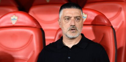 El entrenador del Almería en el banquillo del Estadio Mediterráneo.