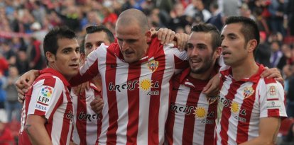 Fernando Soriano era un líder total en el Almería y ahora Javi Muñoz es el encargado de ejercer de entrenador en el campo.
