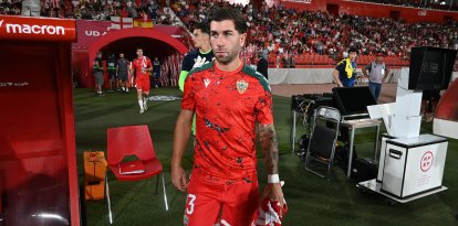 Es uno de los capitanes de la UD Almería, uno de los futbolistas con más experiencia de la plantilla de Xavi García Pimienta.