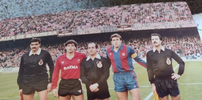 Fernández Tarifa a la derecha de la imagen en el Campo Nou.