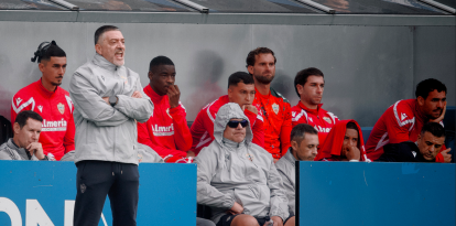 Álex Sola con la mano en la mejilla relegado al banquillo.