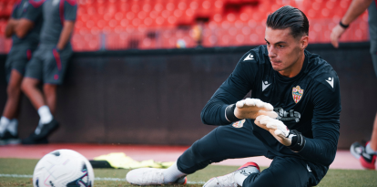 El portero húngaro se emplea a fondo en cada entrenamiento.