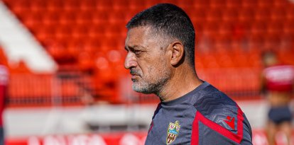 García Pimienta busca alargar el buen momento del Almería frente al Real Oviedo, un rival llamado a pelear por el ascenso.