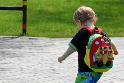 Un niño con la mochila a la espalda.