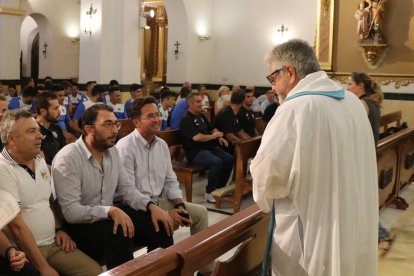 El padre Ángel Becerra recibió a la embajada celeste.