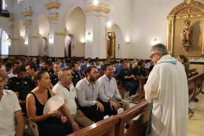 El padre Ángel Becerra recibió a la embajada celeste.