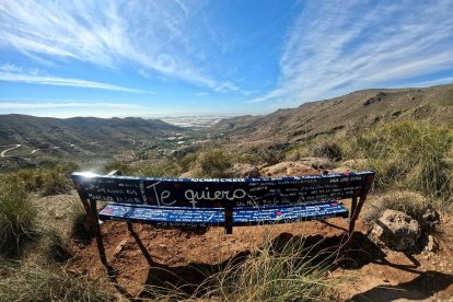 El banco de los te quiero en un mirador de Vícar.