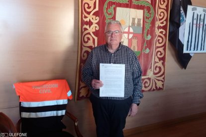 El alcalde de Garrucha, Pedro Zamora, con la denuncia.