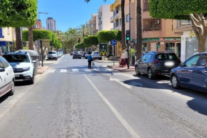 Coches aparcados en el Bulevar de El Ejido.