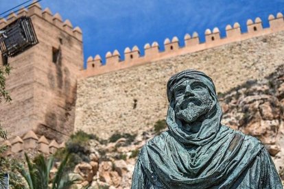 Estatua de Jayrán frente a la Alcazaba