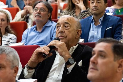 Alejandro Bonetti formula una pregunta al conferenciante. A su lado, la presidenta del Colegio de Veterinarios, Yasmina Domínguez, y el gerente de Torrecárdenas, Manuel Vida. Delante, los delegados de Salud y de Desarrollo Educativo. 