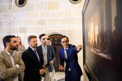 El presidente de la Agrupación, Isaac Vilches, mostrando el cartel del aniversario, obra de Fernando Vaquero. 