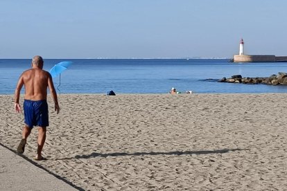 El calor aprieta desde bien temprano en la capital, que está sufriendo las temperaturas más altas en estas fechas de la última década.