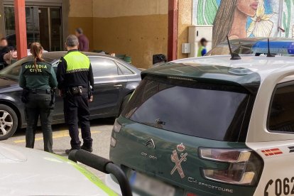 Agentes de Guardia Civil y Policía en Albox.