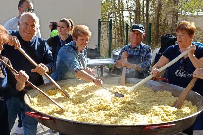 Preparando migas para todos.