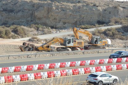 Las máquinas que trabajan en las obras de enlace de la A-7 con la A-92.