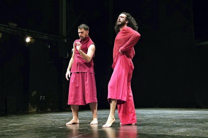 Javier de la Asunción y Julio Ruiz en el espectáculo 'Tocar a un hombre', representado el pasado viernes 7 en el Apolo.