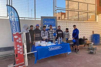 Los alumnos en la formación del equipo de Danosa.
