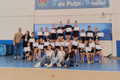 Entrega de diplomas a las deportistas que participaron en el XI Torneo Nacional de Gimnasia Rítmica.
