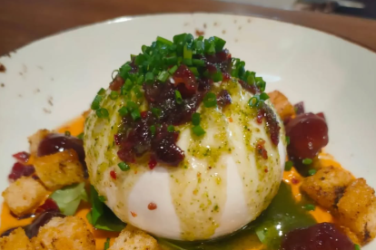 Ensalada de burrata con salmorejo de tomate raf y pesto.