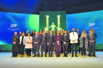 Fotografía de familia de los galardonados en el 28-F.