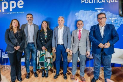 Protagonistas ‘populares’ durante el encuentro en el Círculo Mercantil.