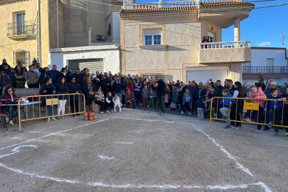 Participante del campeonato se prepara para lanzar su olla.
