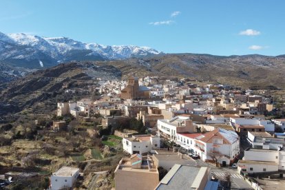 Panorámica de Abrucena con Sierra Nevada de fondo.