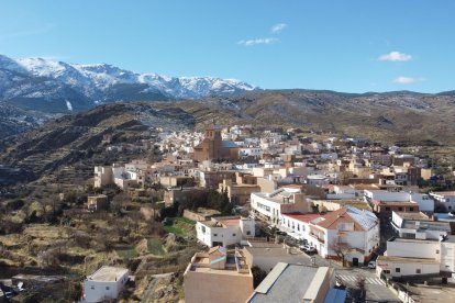 Panorámica de Abrucena con Sierra Nevada de fondo.