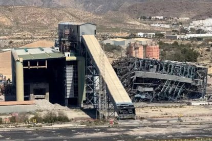 Demolición de la última caldera de la central térmica Litoral de Endesa en Carboneras.