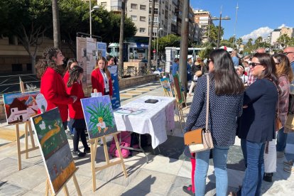 Unas alumnas enseñan a los curiosos que paseaban por la Rambla sobre el movimiento Indaliano.