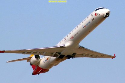 Imagen de archivo de uno de los aviones de Iberia que operan en el Aeropuerto de Almería.