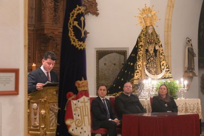 Uno de los momentos que dejó la lectura del pregón de la Semana Santa de Vera.