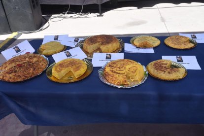 Estas son las ocho tortillas de patatas que participaron en el concurso.