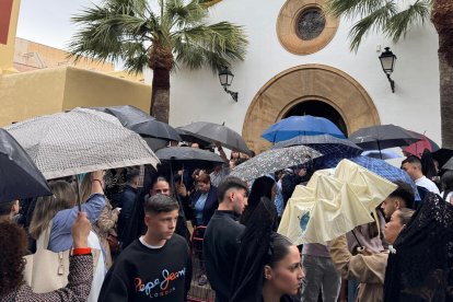 Fieles a las puertas de la iglesia de San Isidro Labrador en el Domingo de Ramos 2025.