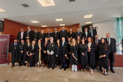 Foto de familia de los nuevos abogados colegiados en Almería.