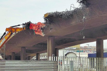 Vista de la demolición del puente de la Avenida del Mediterráneo