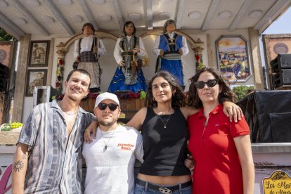 El director Ian de la Rosa (de blanco), los actores Silver y Herminia Loh y la productora Emília Fort.