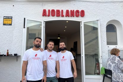 Blas, José Francisco y Diego Bautista en la puerta de nuevo bar 'Ajoblanco'